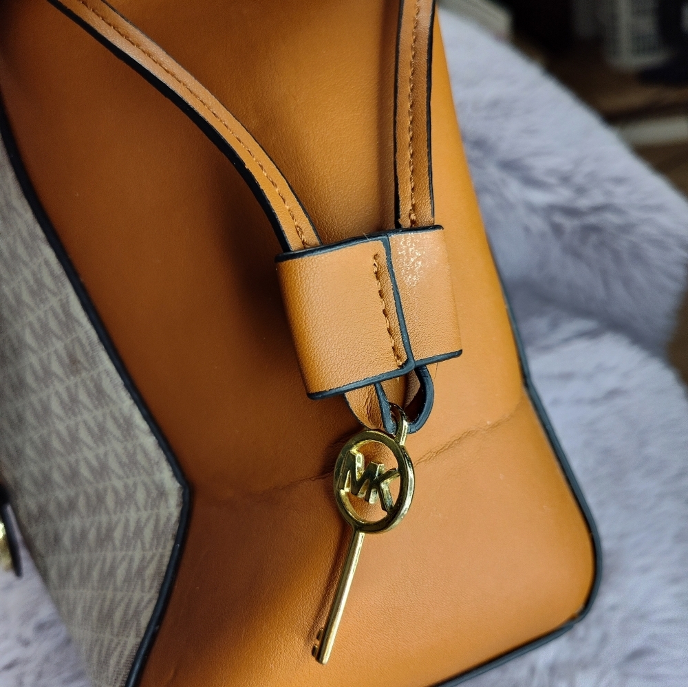 Michael Kors Voyager Two Tone Logo Tote Bag - Picture 4 of 15